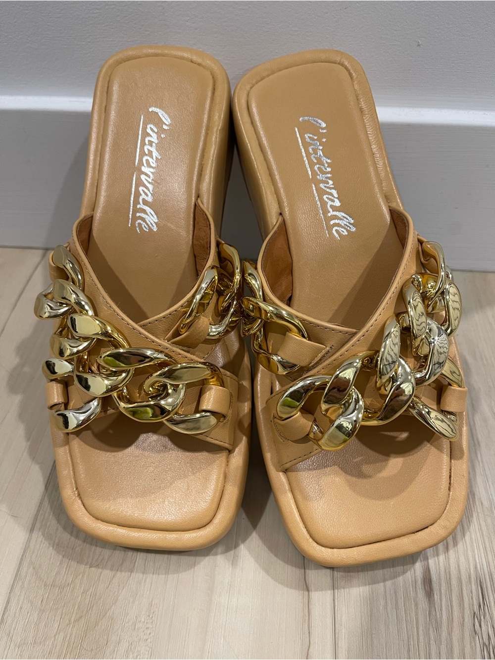 L'intervalle Slide Sandals with big Gold Chain